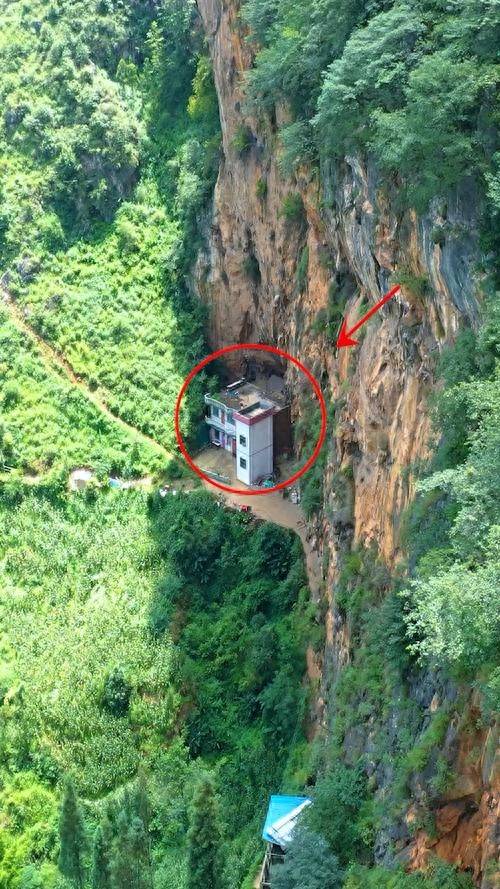 Phát hiện ngôi nhà nằm cheo leo trên vách đá trong ngọn núi sâu ở Quý Châu: Bốn bề là vách đá dựng đứng, bí ẩn xây dựng chưa có lời giải - Ảnh 1.