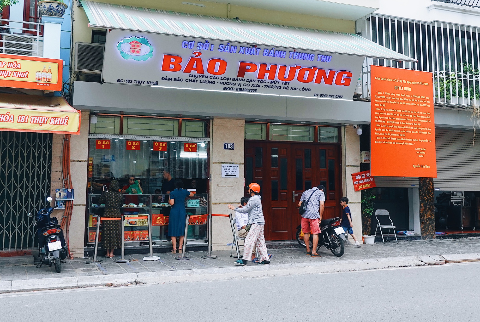 Bánh Trung thu Bảo Phương năm nay vắng khách lạ thường dù ngày Rằm tháng Tám đã cận kề - Ảnh 5.