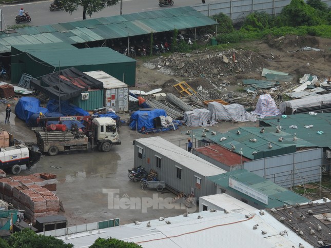Kỳ lạ công nhân đội mưa tầm tã đổ bê tông nhà ở xã hội Trung Văn - Ảnh 4.