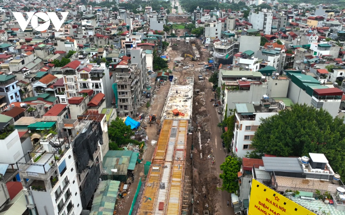 Cầu vượt Nguyễn Văn Cừ - Hồng Tiến gấp rút thi công sau vướng mắc mặt bằng - Ảnh 12.