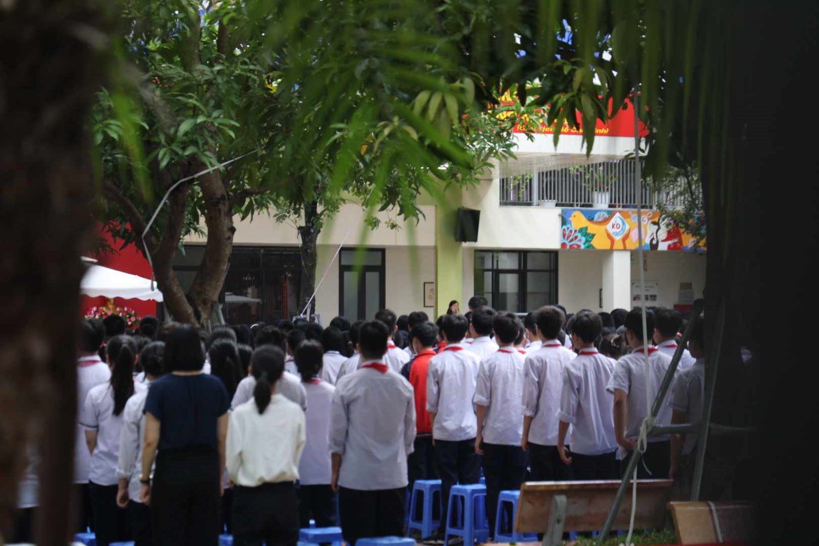 Người Hà Nội tưởng niệm các nạn nhân trong vụ cháy chung cư mini - Ảnh 3.