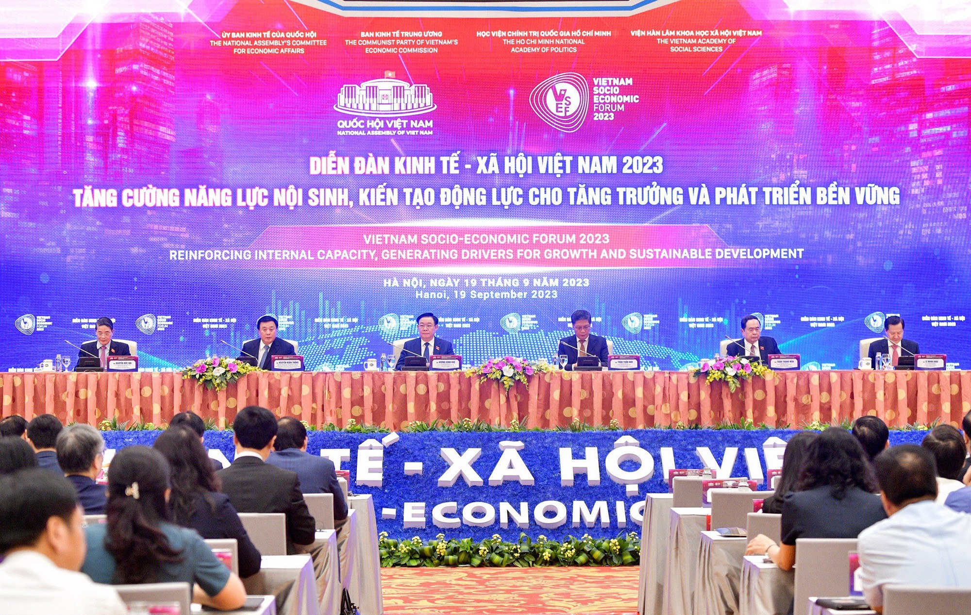 Kinh tế Việt Nam vững vàng vượt qua thách thức trước những cơn gió ngược - Ảnh 2.