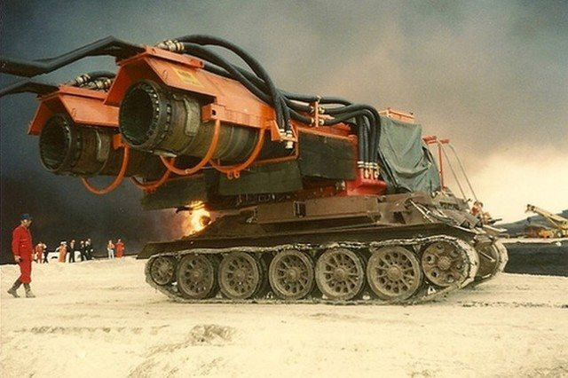 ‘Chiến thần’ xe cứu hỏa mạnh nhất thế giới: &quot;Con lai&quot; của xe tăng và máy bay phản lực, nước phun khỏi vòi nhanh hơn tốc độ âm thanh, ngọn lửa cao hơn 91 mét vẫn dập tắt dễ dàng - Ảnh 1.