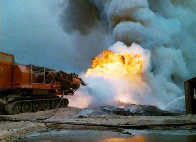 ‘Chiến thần’ xe cứu hỏa mạnh nhất thế giới: &quot;Con lai&quot; của xe tăng và máy bay phản lực, nước phun khỏi vòi nhanh hơn tốc độ âm thanh, ngọn lửa cao hơn 91 mét vẫn dập tắt dễ dàng - Ảnh 3.