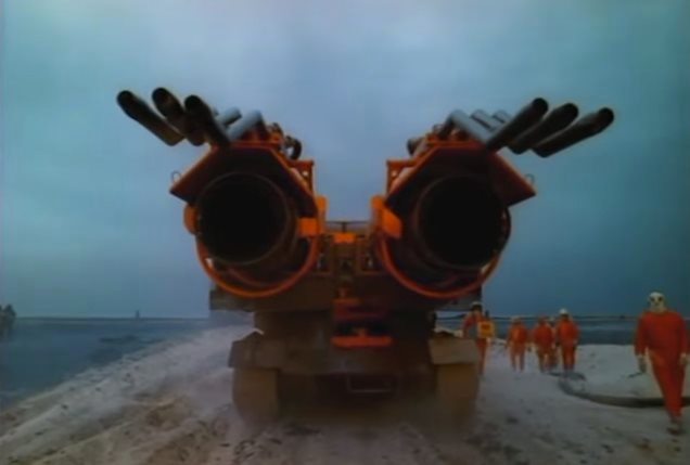 ‘Chiến thần’ xe cứu hỏa mạnh nhất thế giới: &quot;Con lai&quot; của xe tăng và máy bay phản lực, nước phun khỏi vòi nhanh hơn tốc độ âm thanh, ngọn lửa cao hơn 91 mét vẫn dập tắt dễ dàng - Ảnh 2.