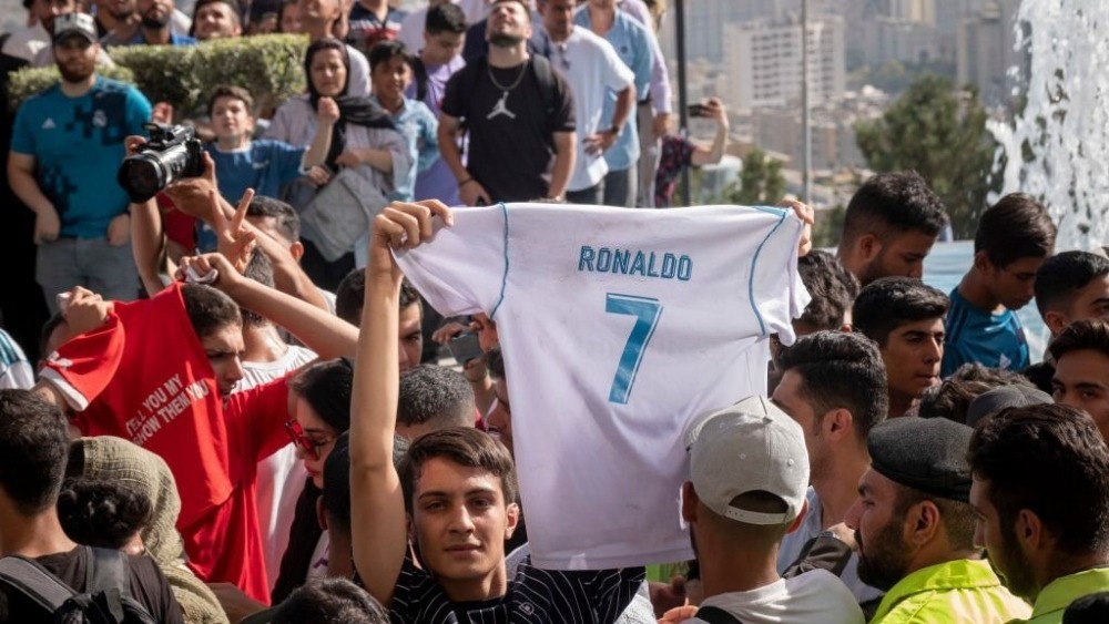 Ronaldo được chào đón đặc biệt khi đến Iran thi đấu: Hàng trăm fan đuổi theo xe bus, vây kín khách sạn - Ảnh 3.