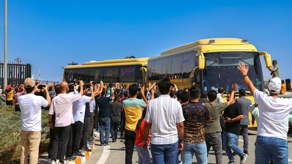 Ronaldo được chào đón đặc biệt khi đến Iran thi đấu: Hàng trăm fan đuổi theo xe bus, vây kín khách sạn - Ảnh 5.