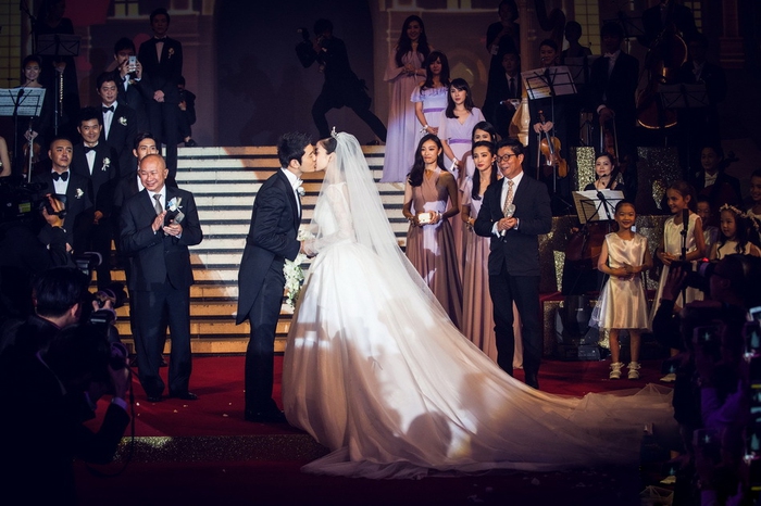 Outfit đỉnh cao của 6 cô dâu Dior: Váy của Song Hye Kyo, Angelababy liệu có đẹp nhất? - Ảnh 2.