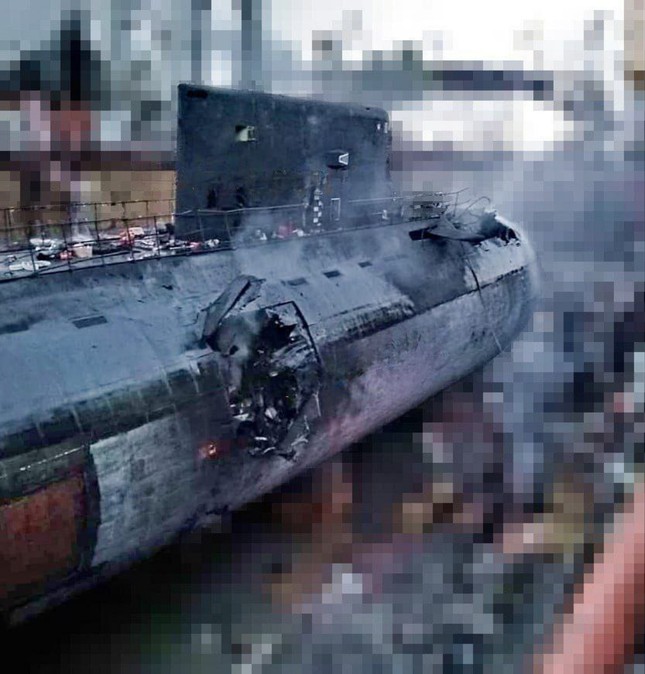 Xuất hiện hình ảnh tàu ngầm Rostov-on-Don Nga bị hư hỏng nghiêm trọng sau cuộc tấn công của Ukraine - Ảnh 2.