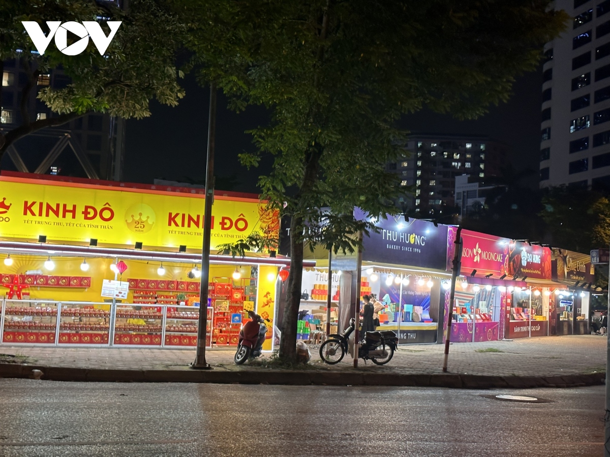 Thị trường bánh Trung thu ở Hà Nội ảm đạm, ít người mua - Ảnh 1.