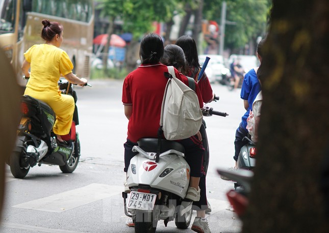 Thót tim với cảnh học sinh 'đầu trần' đi xe máy trên phố - Ảnh 6.