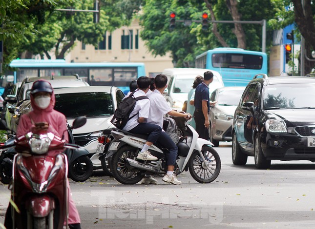 Thót tim với cảnh học sinh 'đầu trần' đi xe máy trên phố - Ảnh 7.