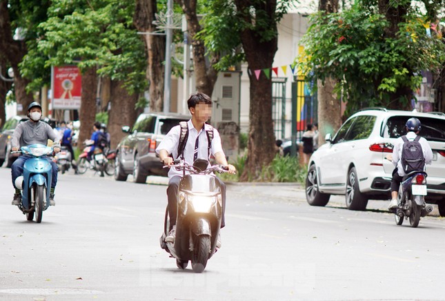 Thót tim với cảnh học sinh 'đầu trần' đi xe máy trên phố - Ảnh 8.