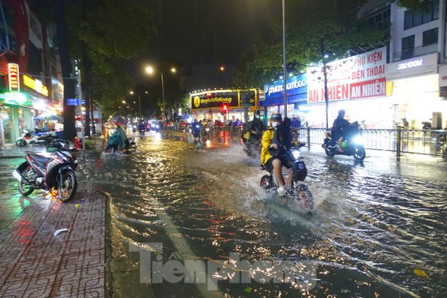 Cây đổ, đường hoá sông sau cơn mưa lớn ở TPHCM - Ảnh 5.