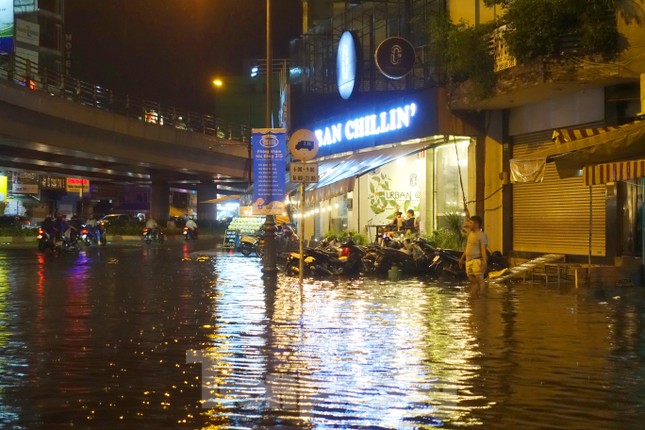 Cây đổ, đường hoá sông sau cơn mưa lớn ở TPHCM - Ảnh 10.