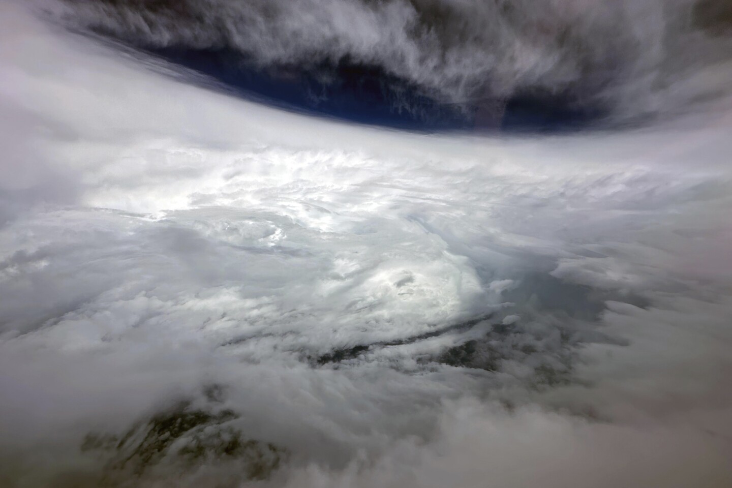 Đám mây bão khổng lồ của siêu bão Saola áp sát Hồng Kông - Trung Quốc - Ảnh 1.