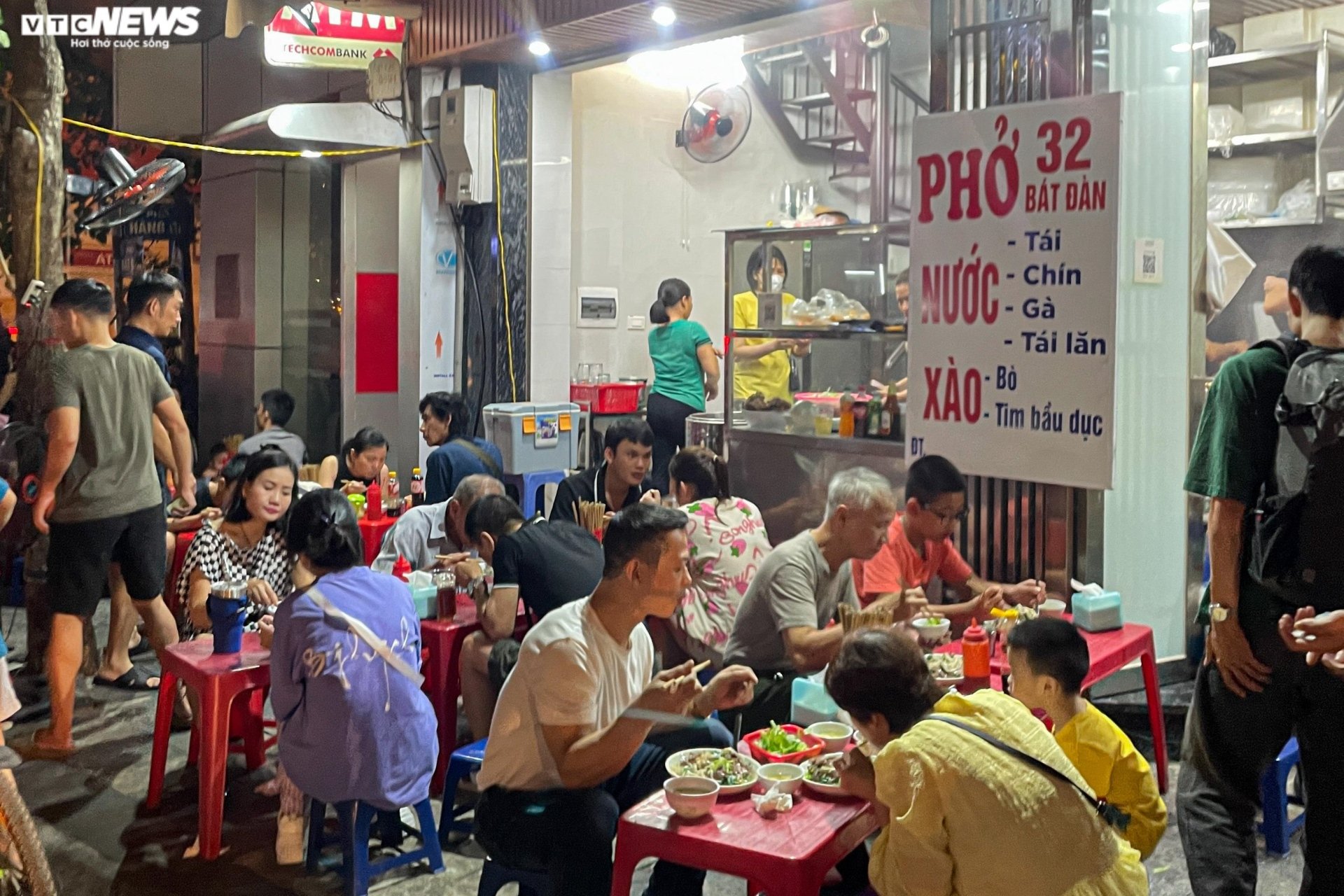 Hàng quán vỉa hè phố cổ Hà Nội chật kín khách dịp nghỉ lễ Quốc khánh - Ảnh 8.