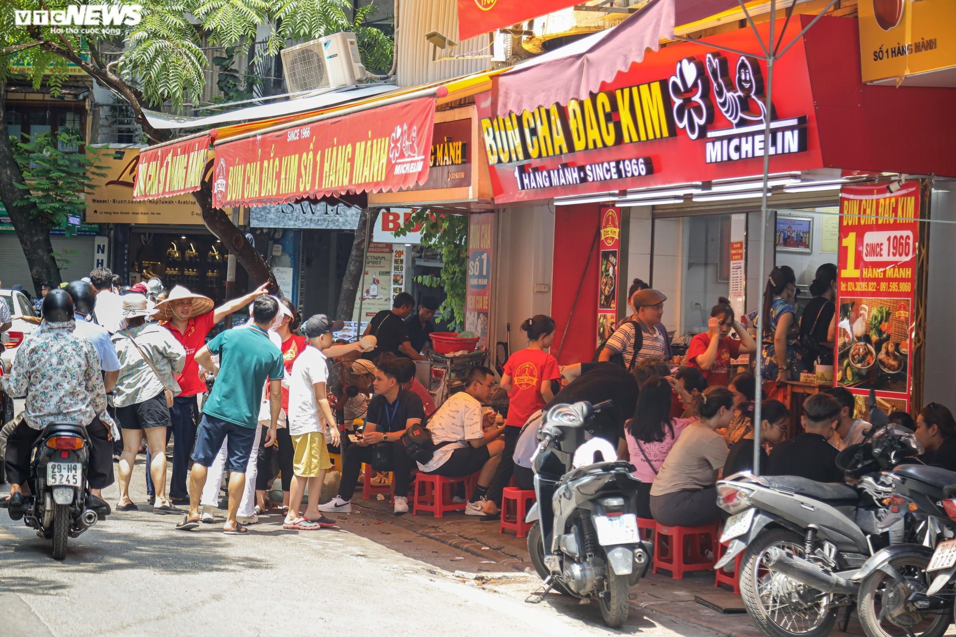 Hàng quán vỉa hè phố cổ Hà Nội chật kín khách dịp nghỉ lễ Quốc khánh - Ảnh 5.