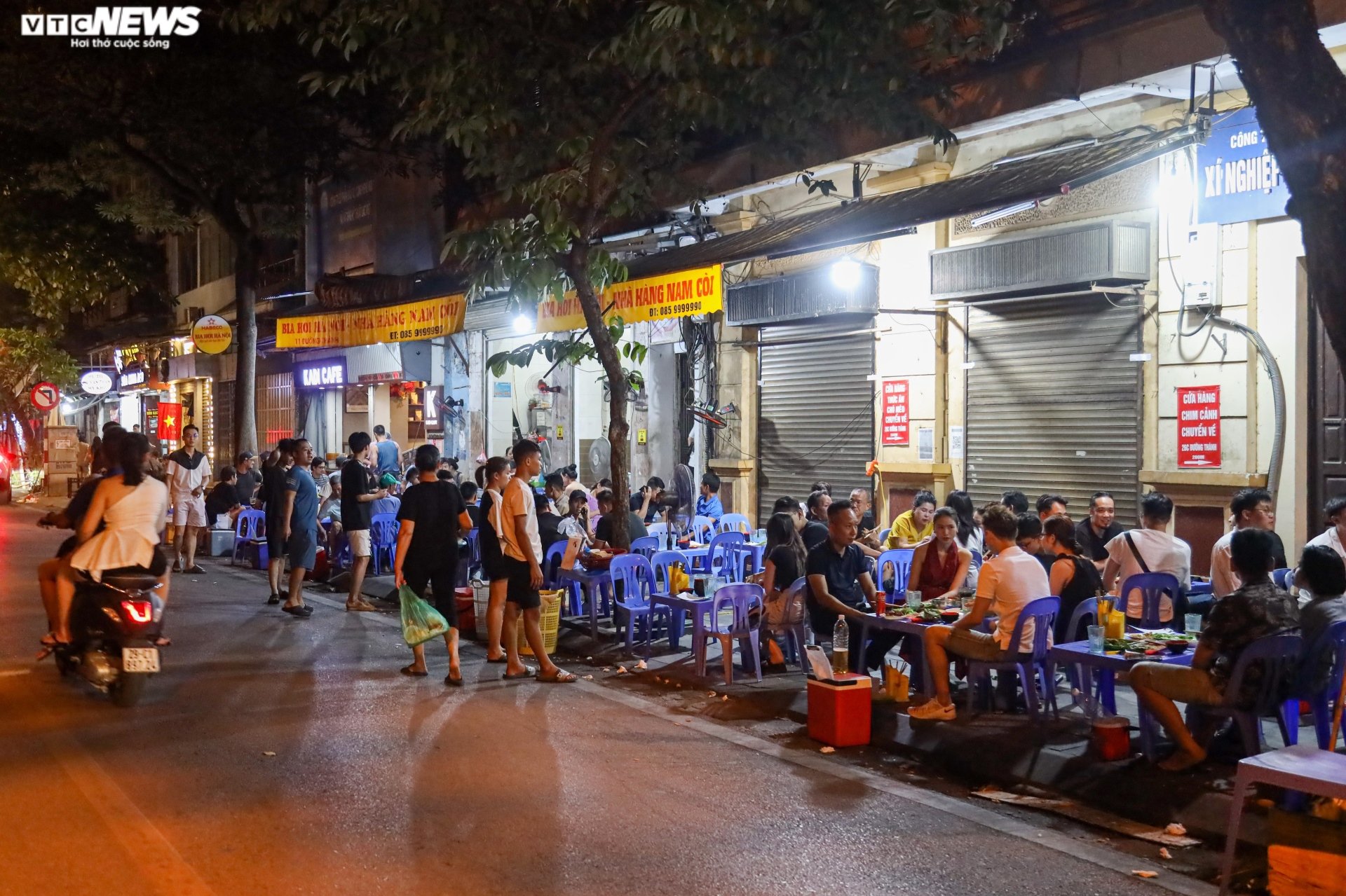 Hàng quán vỉa hè phố cổ Hà Nội chật kín khách dịp nghỉ lễ Quốc khánh - Ảnh 10.