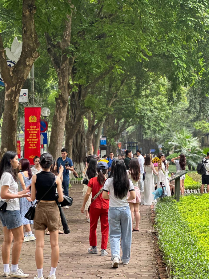 Hà Nội ngày 2/9: Hàng nghìn du khách xếp hàng thăm Lăng Bác, đông nghịt nàng thơ &quot;săn” nắng thu trên đường Phan Đình Phùng - Ảnh 17.
