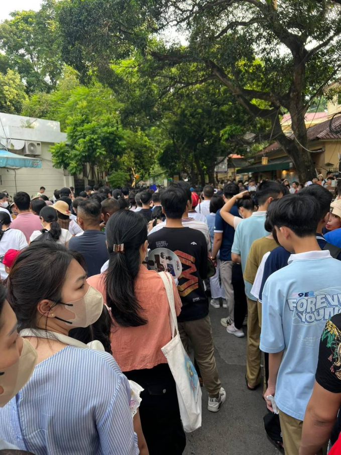 Hà Nội ngày 2/9: Hàng nghìn du khách xếp hàng thăm Lăng Bác, đông nghịt nàng thơ &quot;săn” nắng thu trên đường Phan Đình Phùng - Ảnh 3.