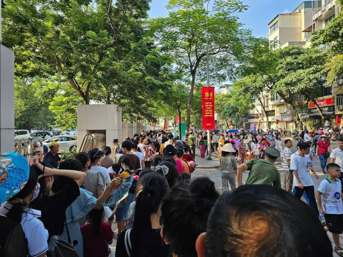 Hà Nội ngày 2/9: Hàng nghìn du khách xếp hàng thăm Lăng Bác, đông nghịt nàng thơ &quot;săn” nắng thu trên đường Phan Đình Phùng - Ảnh 2.