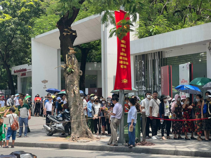 Hà Nội ngày 2/9: Hàng nghìn du khách xếp hàng thăm Lăng Bác, đông nghịt nàng thơ &quot;săn” nắng thu trên đường Phan Đình Phùng - Ảnh 1.