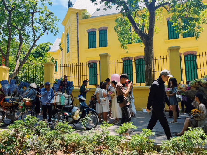Hà Nội ngày 2/9: Hàng nghìn du khách xếp hàng thăm Lăng Bác, đông nghịt nàng thơ &quot;săn” nắng thu trên đường Phan Đình Phùng - Ảnh 12.