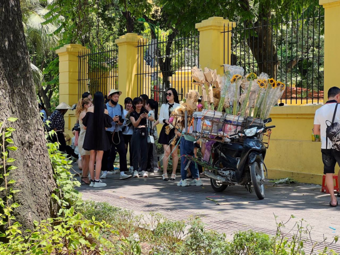 Hà Nội ngày 2/9: Hàng nghìn du khách xếp hàng thăm Lăng Bác, đông nghịt nàng thơ &quot;săn” nắng thu trên đường Phan Đình Phùng - Ảnh 10.