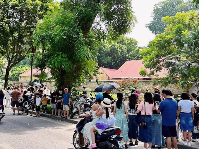 Hà Nội ngày 2/9: Hàng nghìn du khách xếp hàng thăm Lăng Bác, đông nghịt nàng thơ &quot;săn” nắng thu trên đường Phan Đình Phùng - Ảnh 13.