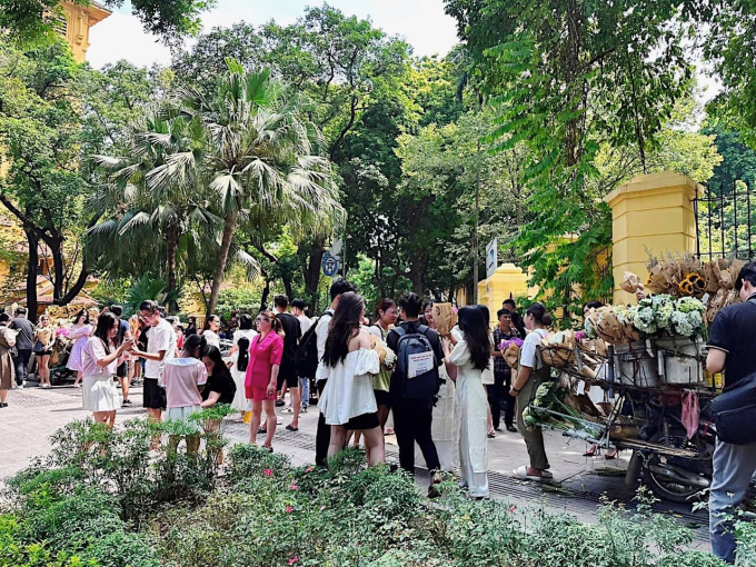 Hà Nội ngày 2/9: Hàng nghìn du khách xếp hàng thăm Lăng Bác, đông nghịt nàng thơ &quot;săn” nắng thu trên đường Phan Đình Phùng - Ảnh 11.