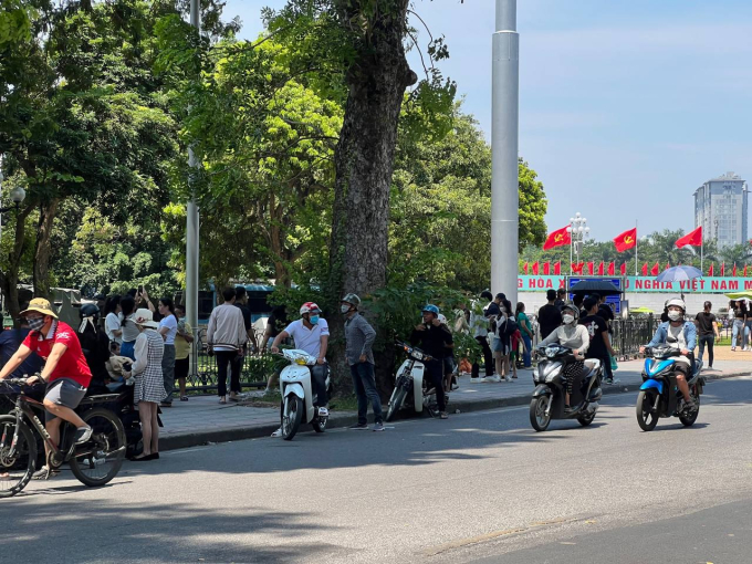 Hà Nội ngày 2/9: Hàng nghìn du khách xếp hàng thăm Lăng Bác, đông nghịt nàng thơ &quot;săn” nắng thu trên đường Phan Đình Phùng - Ảnh 8.