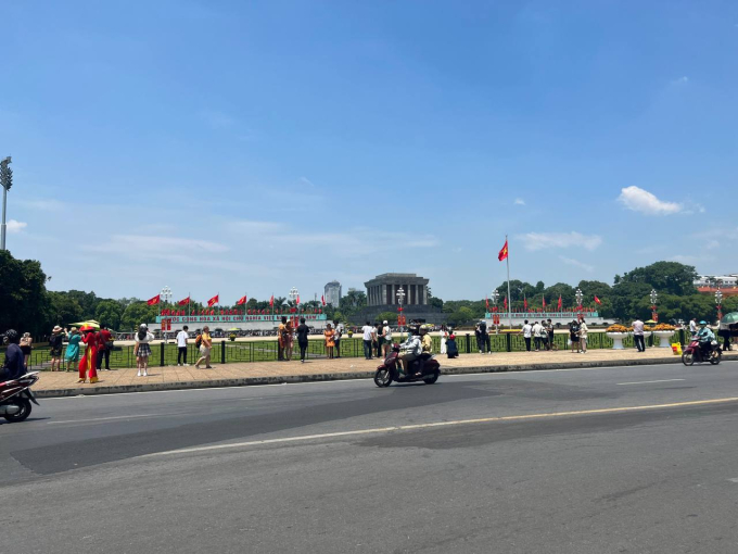 Hà Nội ngày 2/9: Hàng nghìn du khách xếp hàng thăm Lăng Bác, đông nghịt nàng thơ &quot;săn” nắng thu trên đường Phan Đình Phùng - Ảnh 7.