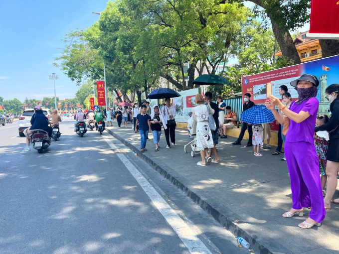 Hà Nội ngày 2/9: Hàng nghìn du khách xếp hàng thăm Lăng Bác, đông nghịt nàng thơ &quot;săn” nắng thu trên đường Phan Đình Phùng - Ảnh 9.