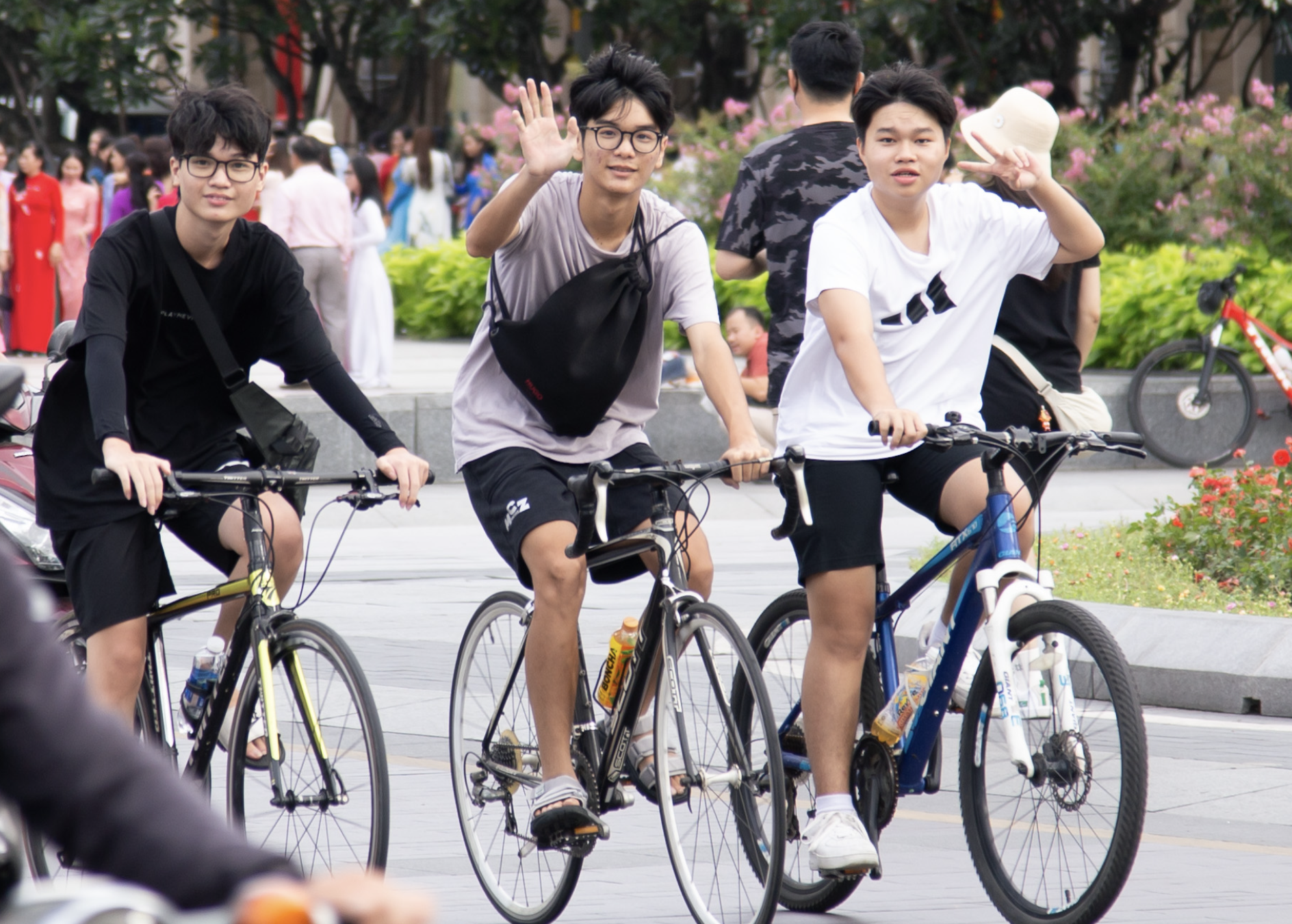 Giới trẻ TP.HCM ra đường đạp xe, đi sở thú, tụ tập cà phê đông nghịt ngày 2/9 - Ảnh 2.