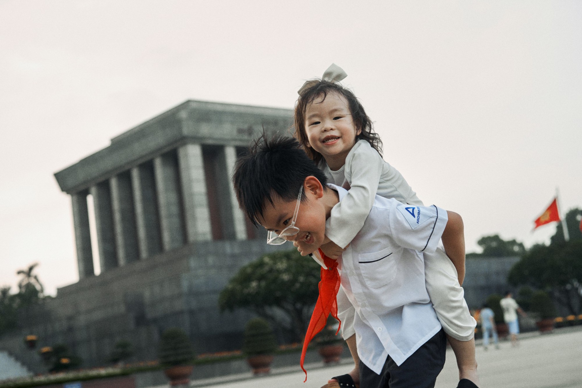 2 anh em &quot;check-in&quot; những ngày thu đẹp mộng mơ ở Lăng Bác &quot;đốn tim&quot; cư dân mạng - Ảnh 5.