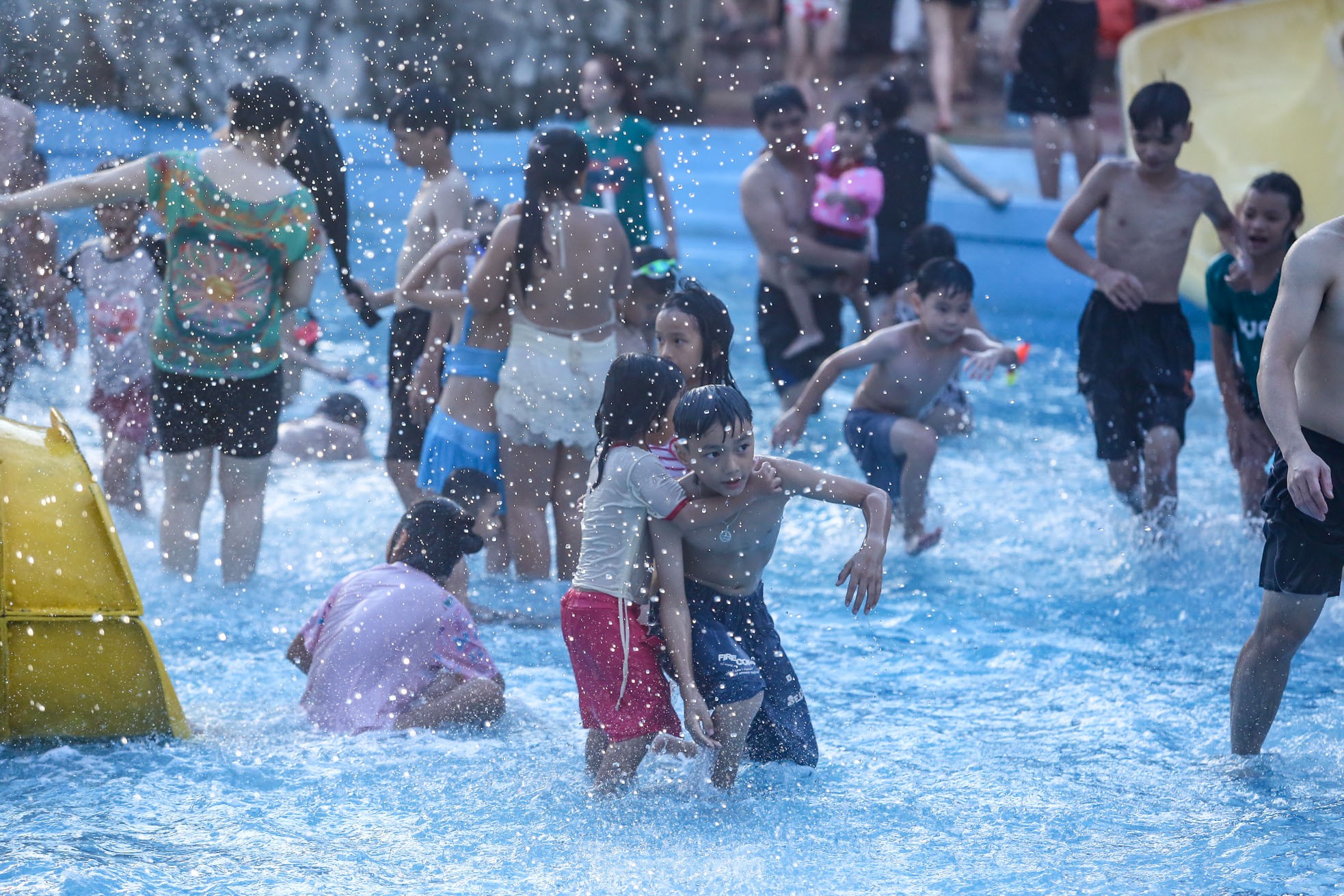 Công viên nước Hồ Tây đông nghịt người đến giải nhiệt trong ngày 2/9 - Ảnh 19.