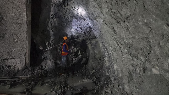 Cận cảnh thi công hầm xuyên núi trên cao tốc Diễn Châu - Bãi Vọt - Ảnh 10.