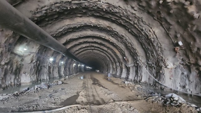 Cận cảnh thi công hầm xuyên núi trên cao tốc Diễn Châu - Bãi Vọt - Ảnh 7.