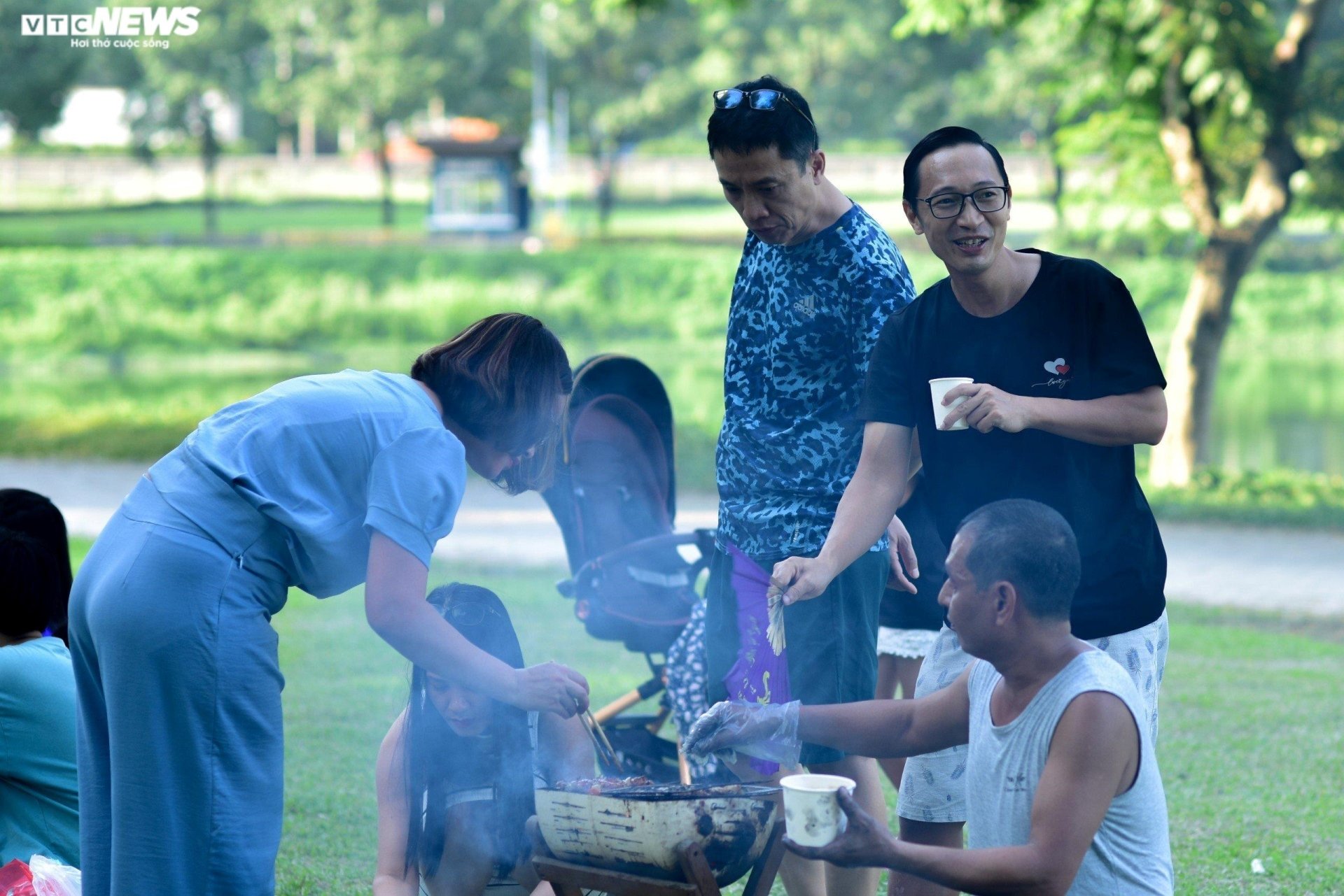 Nghỉ lễ 2/9, người Hà Nội đổ về công viên Yên Sở cắm trại, nướng thịt - Ảnh 7.
