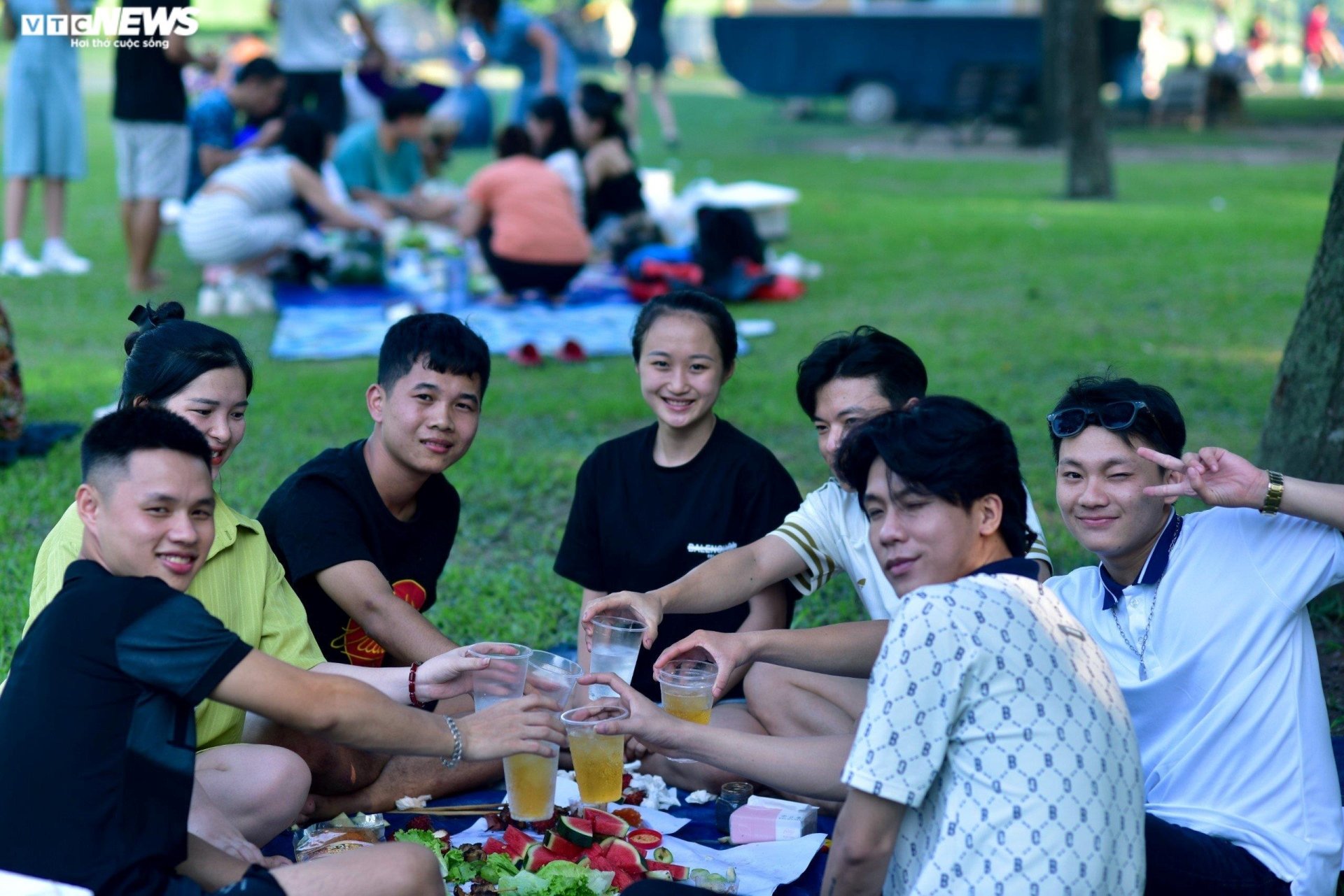 Nghỉ lễ 2/9, người Hà Nội đổ về công viên Yên Sở cắm trại, nướng thịt - Ảnh 16.
