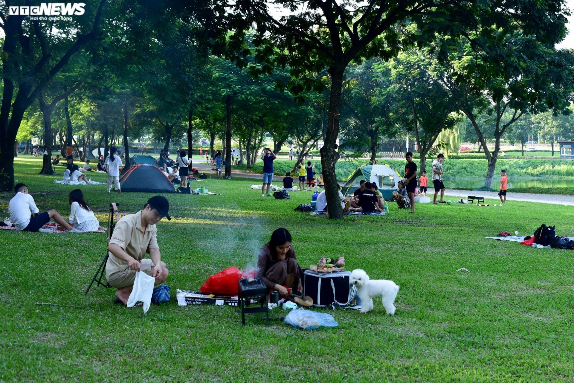 Nghỉ lễ 2/9, người Hà Nội đổ về công viên Yên Sở cắm trại, nướng thịt - Ảnh 6.