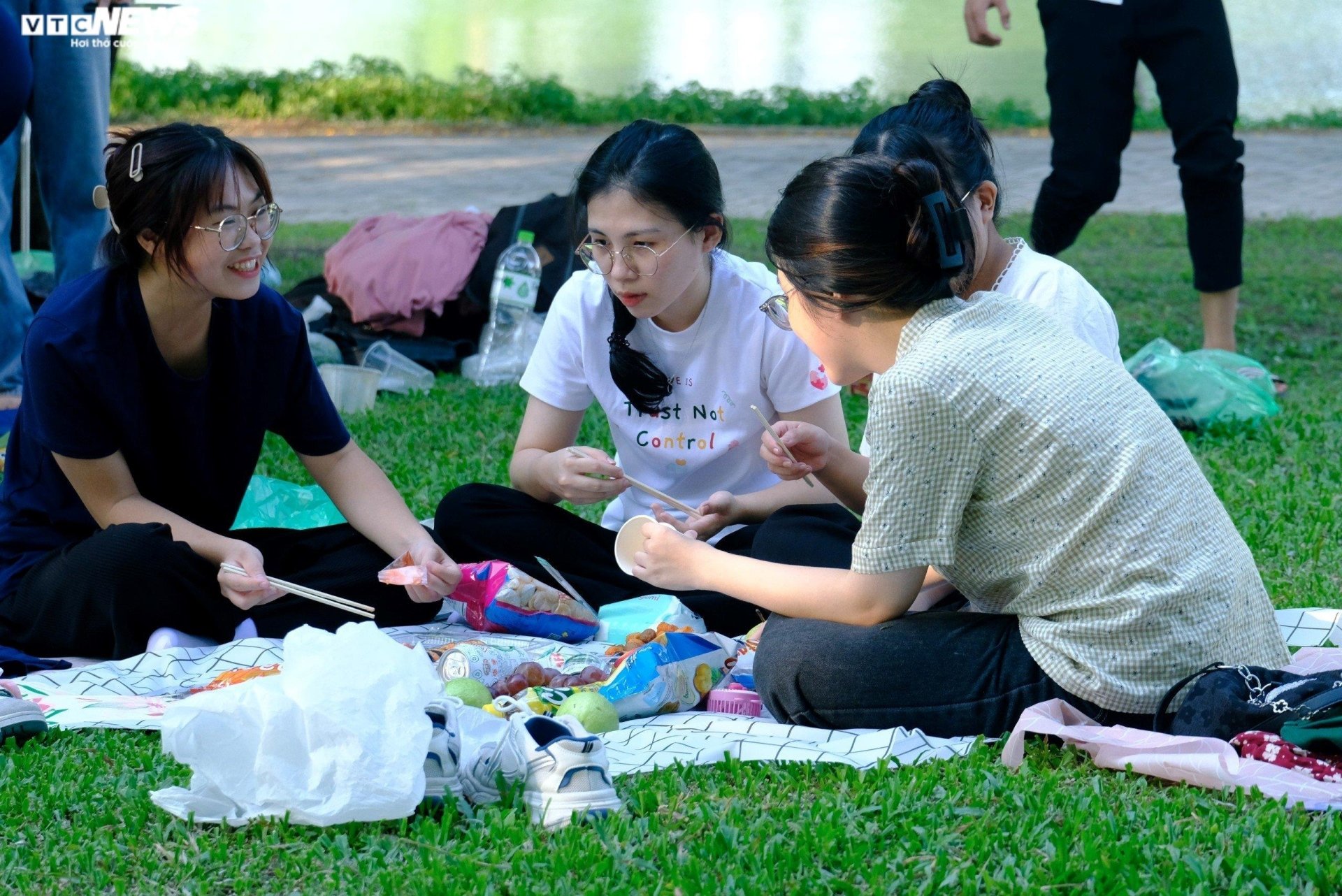 Nghỉ lễ 2/9, người Hà Nội đổ về công viên Yên Sở cắm trại, nướng thịt - Ảnh 17.