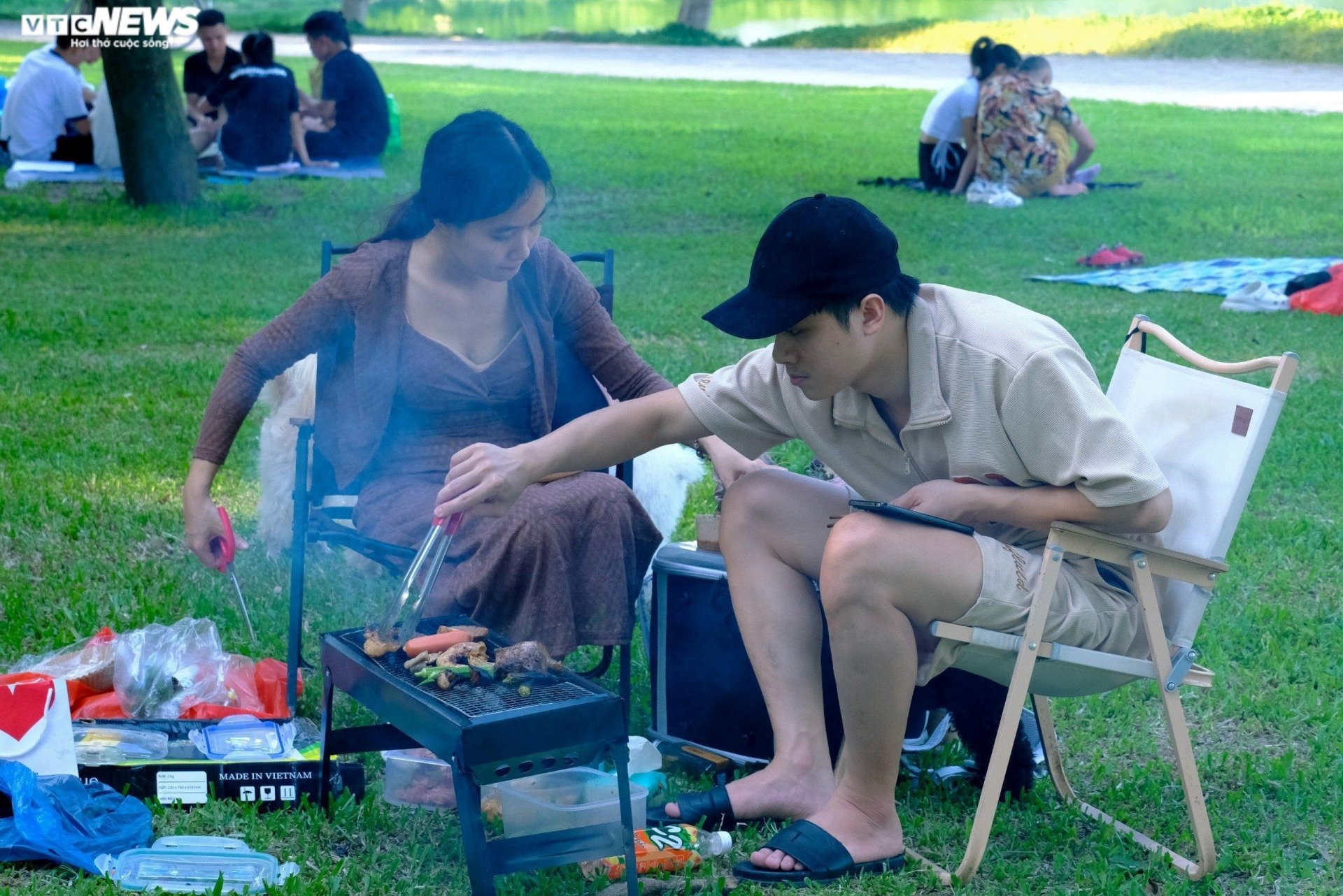 Nghỉ lễ 2/9, người Hà Nội đổ về công viên Yên Sở cắm trại, nướng thịt - Ảnh 9.