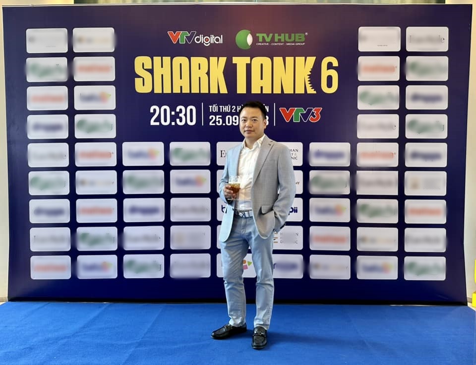 Shark Bình lẻ bóng, Shark Hưng và phu nhân tình tứ sánh đôi tại sự kiện Shark Tank - Ảnh 3.