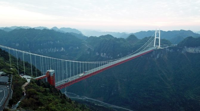 Xây cầu dây văng nằm &quot;trên cả những đám mây&quot;, Trung Quốc khiến thế giới ngỡ ngàng với dự án như bước ra từ phim viễn tưởng - Ảnh 2.