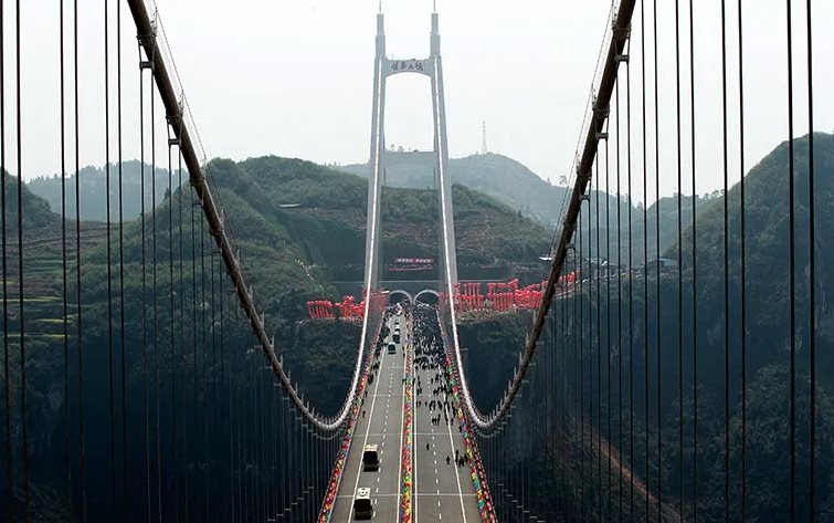 Xây cầu dây văng nằm "trên cả những đám mây", Trung Quốc khiến thế giới ngỡ ngàng với dự án như bước ra từ phim viễn tưởng - Ảnh 3.