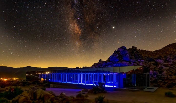 Cận cảnh nhà 'vô hình' ẩn mình giữa sa mạc, 1 đêm thuê giá hơn trăm triệu  - Ảnh 6.