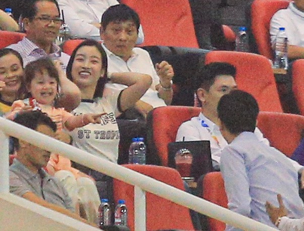 Hoa hậu Đỗ Mỹ Linh lần đầu lộ diện cùng chồng Chủ tịch, nhan sắc sau sinh gây chú ý - Ảnh 2.