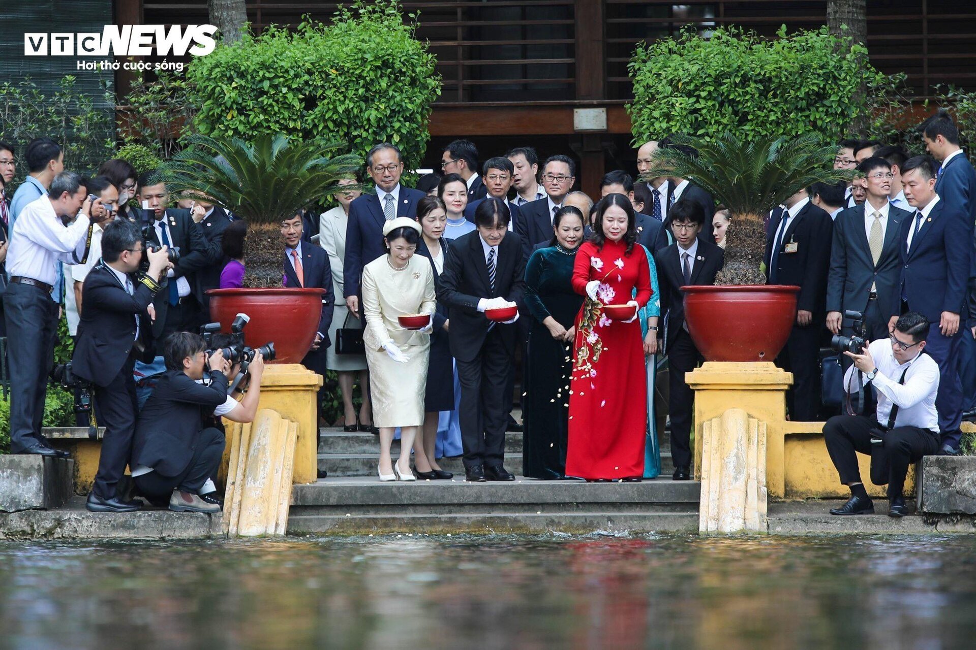 Hoàng Thái tử Nhật Bản và Công nương thăm di tích nhà sàn Bác Hồ, cho cá ăn - Ảnh 4.